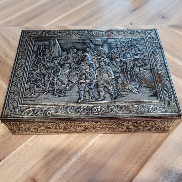 2 Vintage Embossed Tin Boxes - Rembrandt, Old World Castle, Europe, Musketeers - Picture 3 of 13